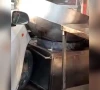 کراچی، حلوہ پوری کی کڑاھی میں کار کی زور دار انٹری، گرم تیل سے 4 ملازمین جھلس گئے 