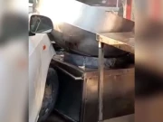 کراچی، حلوہ پوری کی کڑاھی میں کار کی زور دار انٹری، گرم تیل سے 4 ملازمین جھلس گئے 