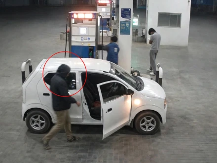 ڈکیتی کی انوکھی واردات، ملزمان پیٹرول پمپ سے سیکڑوں لیٹر ایندھن ڈلوا کر فرار، ویڈیو سامنے آگئی