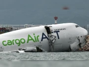 ہانگ کانگ ایئرپورٹ پر کارگو طیارہ رن وے سے پھسل کر سمندر میں جاگرا، دو افراد ہلاک