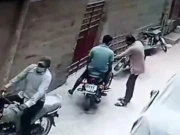 کراچی، ماڈل کالونی میں اسٹریٹ کرائم کی واردات، سی سی ٹی وی فوٹیج ایکسپریس نیوز کو موصول