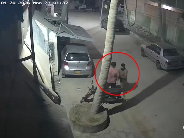 کراچی؛ ایک اور شہری گھر کی دہلیز پر موبائل فون و نقدی سے محروم، فوٹیج سامنے آگئی