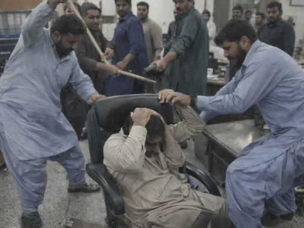راولپنڈی؛ تبادلہ کرنے پر کلرک کا ساتھیوں سمیت سی ای او پر حملہ