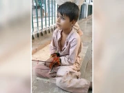 کمسن بچے کو زنجیروں سے باندھ کر بھیک منگوانے کی ویڈیو وائرل