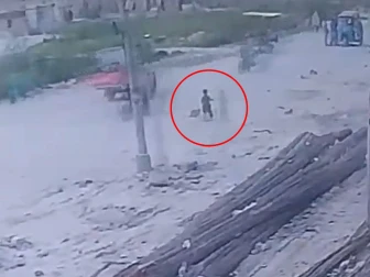 کراچی؛ کمسن بچے کے کھلے مین ہول میں گرنے کی فوٹیج سامنے آگئی