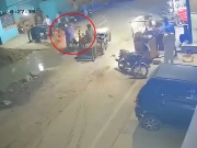 کراچی: کھلے گڑھے میں گرنے والے بچے کو پھل فروش نے موت کے منہ سے نکال لیا، ویڈیو سامنے آگئی