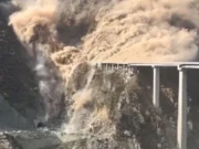 چین میں نیا تعمیر شدہ 758 میٹر طویل پل گرگیا، ویڈیو وائرل 