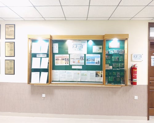 آئی سی لیب کے کوریڈور کے ڈسپلے میں نمایاں ریسرچ پوسٹر اور پروٹوٹائپ جو اس ادارے کی کاوش ہیں۔ تصویر بشکریہ فاسٹ یونیورسٹی