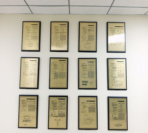 ڈاکٹر راشد رمضان کی تجربہ گاہ میں لگے دھاتی سائن بورڈ جو بین الاقوامی ایجادات اور پیٹنٹس کا احوال ظاہر کرتے ہیں۔ فوٹو بشکریہ فاسٹ یونیورسٹی