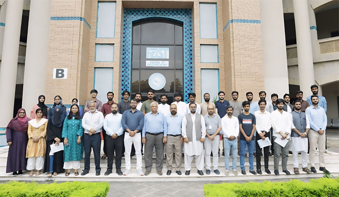 فاسٹ یونیورسٹی کی عمارت کے باہر نوجوان انجینیئر، اساتذہ اور دیگر ماہرین کا گروپ فوٹو۔ فوٹوَ بشکریہ فاسٹ یونیورسٹی