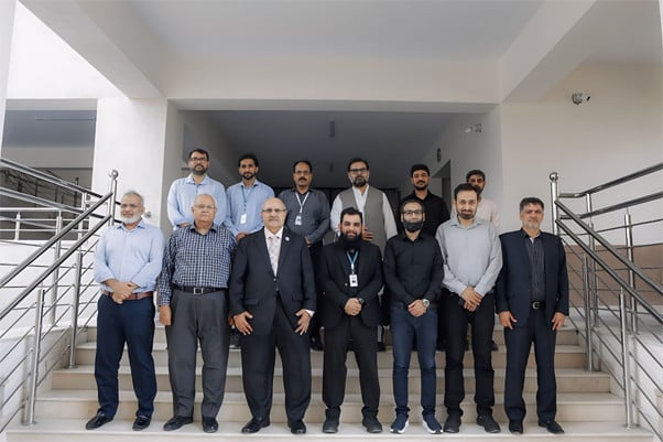 فاسٹ یونیورسٹی کی عمارت کے باہر نوجوان انجینیئر، اساتذہ اور دیگر ماہرین کا گروپ فوٹو۔ فوٹوَ بشکریہ فاسٹ یونیورسٹی