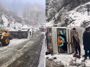 چترال میں بارش اور برفباری کے باعث مسافر کوسٹر الٹ گئی