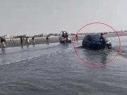 کراچی: سمندر میں پھنسی گاڑی بحفاظت نکال لی گئی