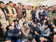 عمران خان سے ملاقات نہ ہونے پر وزیراعلی کے پی کا فیکٹری ناکے پر دھرنا، اچکزئی بھی پہینچ گئے