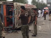 کراچی: تیز رفتار کوچ ڈرائیور سے بے قابو ہو کر الٹ گئی، 2 خواتین سمیت متعدد مسافر زخمی