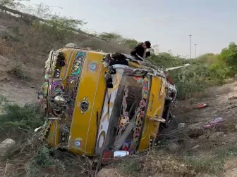 سپرہائی وے کراچی پر تیز رفتار کوسٹر کھائی میں جا گری، ایک شخص جاں بحق