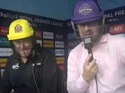 کرکٹ میچ میں کمنٹیٹرز نے ہیلمٹ پہن کر کمنٹری کیوں کی؟ وجہ سامنے آگئی