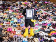 امریکی شہری نے سب سے زیادہ ربڑ کی چپلیں جمع کرنے کا ریکارڈ قائم کرلیا