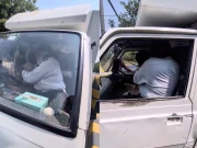لاہور میں وین ڈرائیور سے بدتمیزی ٹریفک وارڈن کو مہنگی پڑ گئی