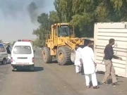 کنٹینر مسافر کوچ پر گر گیا، 10 افراد جاں بحق، ہلاکتوں میں اضافے کا خدشہ