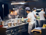 باورچی نے گرم تیل سے بھرے ڈیپ فرائیر میں چھلانگ لگا کر جان دیدی