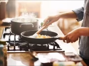 عورت نے پانی کی جگہ تیزاب سے کھانا پکا ڈالا، آگے کیا ہوا؟