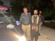 کراچی: کار اسنیچر اور منشیات فروش گرفتار، آئس، چھینی گئی گاڑی اور موبائل برآمد