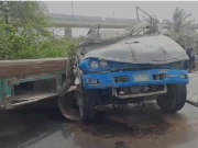 کراچی؛ نیٹی جیٹی پل پر ٹریلر بے قابو ہو کر ریلنگ سے ٹکرا گیا، اس پر لدا کنٹینر نیچے ڈمپر پر جا گرا 