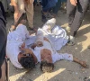 کراچی: ناگن چورنگی پر 2 ڈاکو شہریوں کے ہتھے چڑھ گئے، تشدد کے بعد پولیس کے حوالے