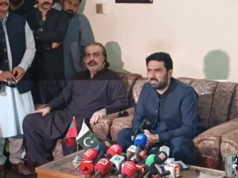 پاکستان کیخلاف جو بھی اسلحہ اٹھاتا ہے وہ دہشتگرد ہے، وزیراعلیٰ خیبر پختونخوا