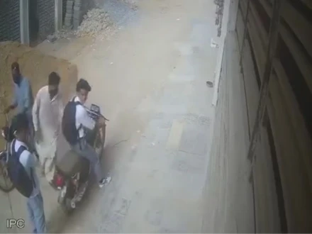 کراچی میں طلبہ بھی اسٹریٹ کرمنلز کے نشانے پر، صبح سویرے لوٹ مار