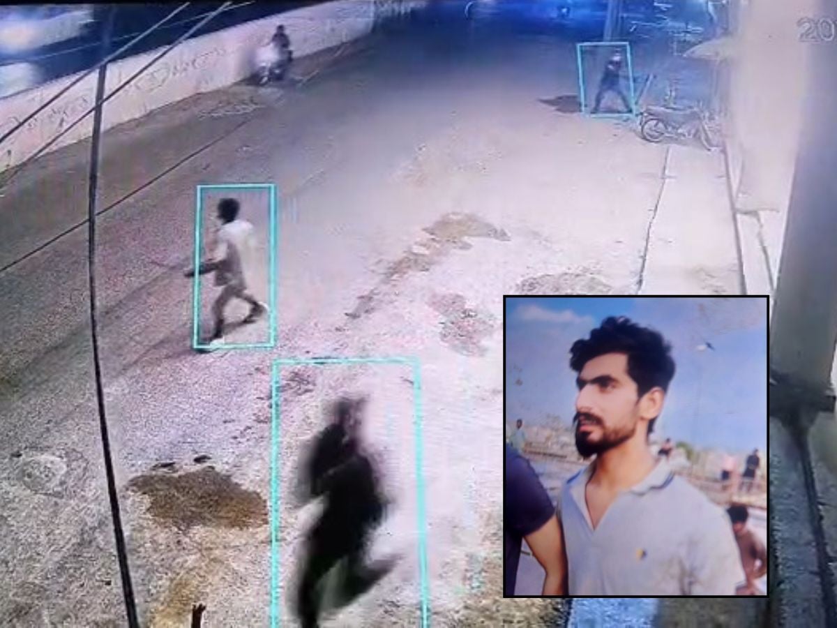 ملزمان شاپنگ مال پر فائرنگ کررہے ہیں جبکہ ان سیٹ میں مقتول سیکیورٹی گارڈ کی یادگار تصویر