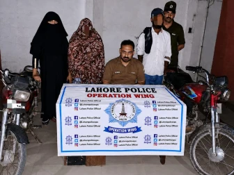 لاہور؛ موٹر سائیکلیں چوری کرنے والی خاتون اپنے آشنا سمیت گرفتار، ویڈیو بھی سامنے آگئی