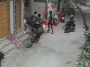 کراچی؛ گھر کی دہلیز پر شہری سے موٹر سائیکل چھین لی گئی