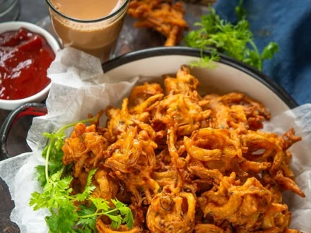 سردی کے موسم  میں بازار جیسے کرسپی پکوڑے کیسے بنائیں؟ جانیے!