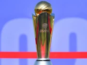 چیمپیئنز ٹرافی کی کراچی آمد، طلبہ نے سیلفیاں بنائیں