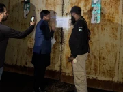 کراچی میں اسمگل شدہ ایرانی ڈیزل کے گودام بے نقاب، ہزاروں لیٹر ایندھن برآمد