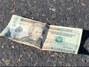 زمین پر پڑے 20 ڈالرز نے شہری کو کروڑ پتی بنادیا