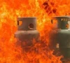 حیدرآباد، سلینڈر شاپ دھماکوں سے گونج اٹھی، خوفناک آگ نے علاقے کو لپیٹ میں لے لیا