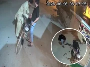 ویڈیو؛ کراچی میں ڈاکوؤں نے نوجوان کو مرغا بنا دیا؛ کھلے عام لوٹ مار، شہریوں پر تشدد