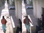 کراچی؛ خاتون کا تھپڑ دیکھ کر مسلح ڈاکو فرار، وڈیو سامنے آگئی