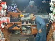 کراچی؛ سلطان آباد میں موبائل فون شاپ پر ڈکیتی کی  سی سی ٹی وی فوٹیج سامنے آ گئی