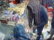 کراچی؛ مسلح ڈاکو دکان میں موجود خاتون کی طلائی چوڑیاں اتار کر لے گئے، ویڈیو وائرل