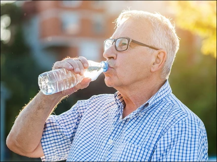 رمضان المبارک میں ڈی ہائیڈریشن سے بچاؤ: علامات، احتیاطی تدابیر اور مفید غذائیں