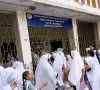 کراچی؛ عدالتی حکم پر دہلی گورنمنٹ اسکول سیل، بچے تالا توڑ کر عمارت میں داخل
