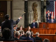 ٹرمپ کی تقریر کے دوران احتجاج پر اپوزیشن رکن کو سیکیورٹی گارڈز نے اسمبلی سے باہر نکال دیا 