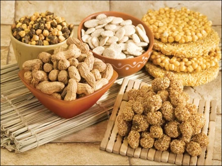 مونگ پھلی، گُڑ اور تل: سردیوں کی بہترین غذائیں