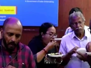 بینک کی کینٹین میں بیف پر پابندی، ملازمین نے بیف پراٹھے بانٹ کر انوکھا احتجاج کیا