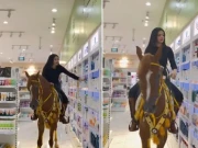 سعودی عرب کی معروف گھڑسوار خاتون کی گھوڑے پر شاپنگ کی ویڈیو وائرل 