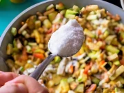 زیادہ نمک والی خوراک کونسے سنگین طبی مسئلے کا سبب بن سکتی ہے؟